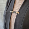 Vaateklipsulla saat kiinnitetty&auml; esimerkiksi napittomat vaatteet. Sovituskuvassa musta.