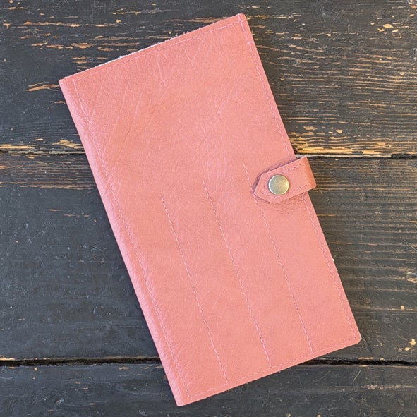 Roosa puikkolompakko suljettuna.