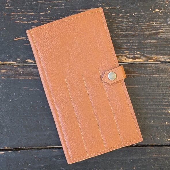 Ruskea puikkolompakko suljettuna.