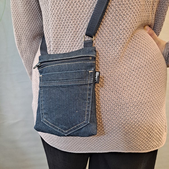 Sovituskuvassa malli P crossbodyna.