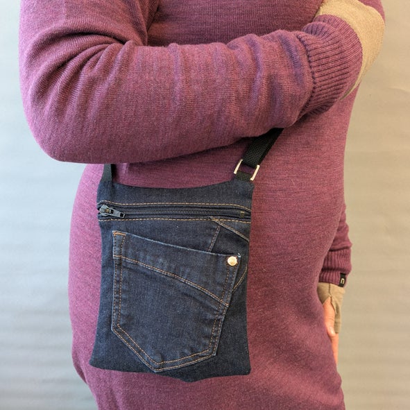 Sovituskuvassa taskulaukun malli G crossbodyna.