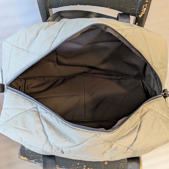 Laukku aukeaa reilusti, jotta sis&auml;lt&ouml; on helppo l&ouml;yt&auml;&auml;.