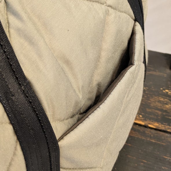 Kummallakin sivulla on tasku.