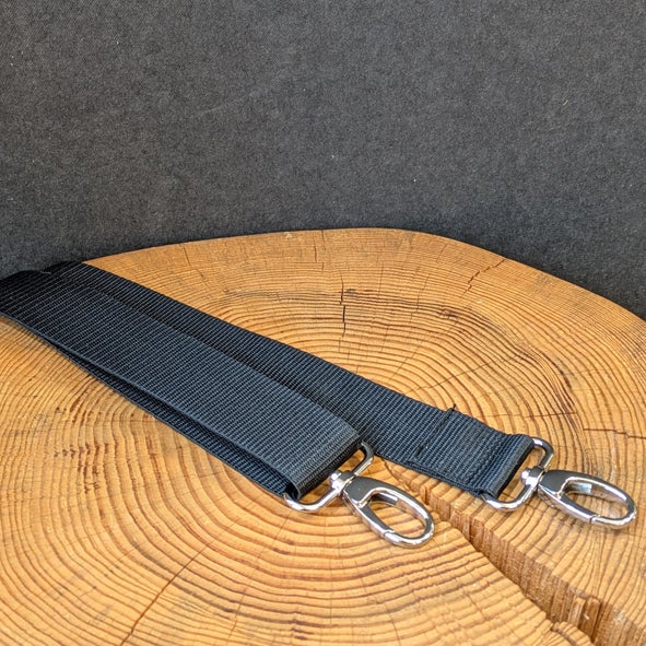 Irrotettava hihna tuo Vesa -kassiin monik&auml;ytt&ouml;isyytt&auml; ja lis&auml;&auml; k&auml;ytt&ouml;mukavuutta.